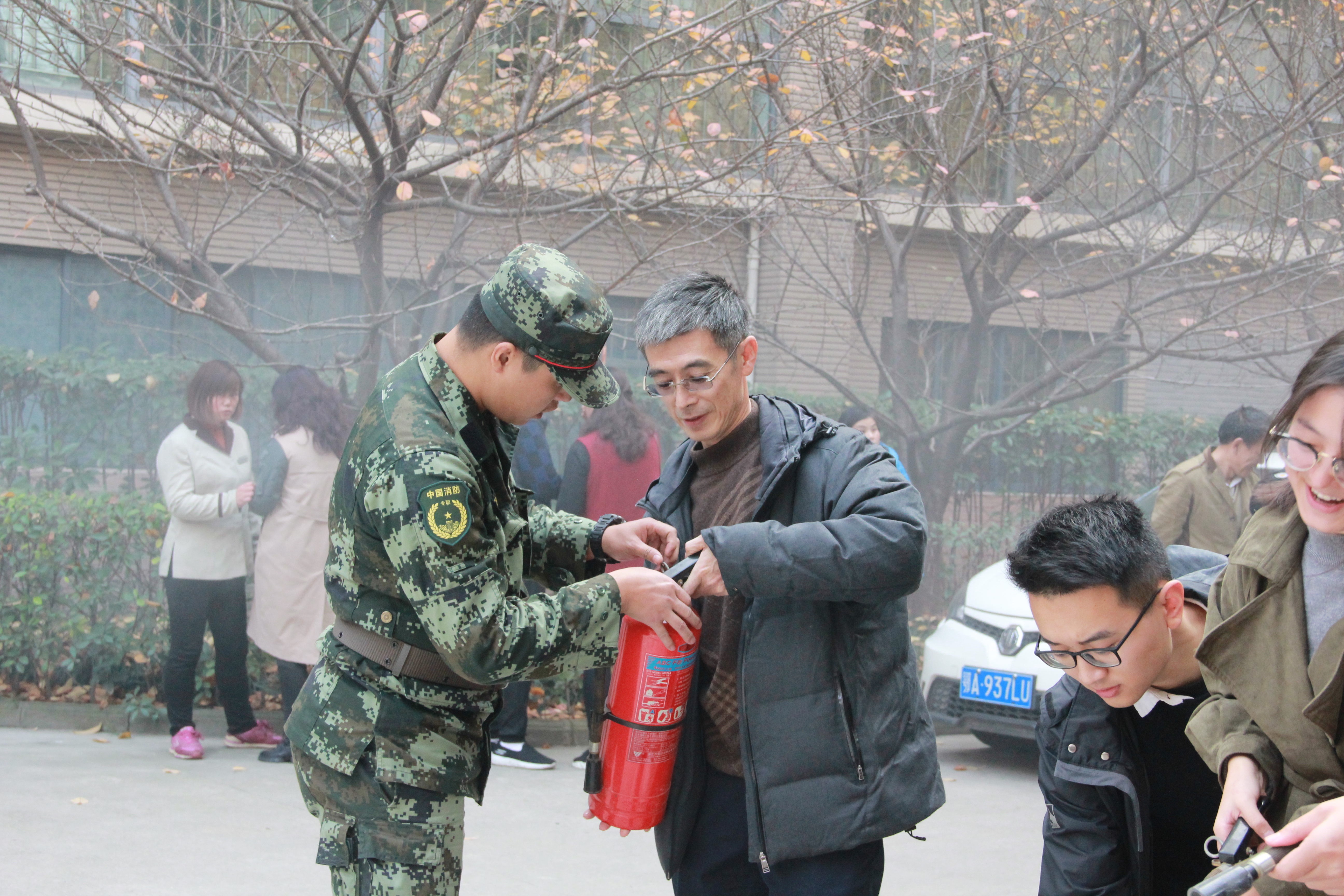 金凌志学习灭火器使用方法