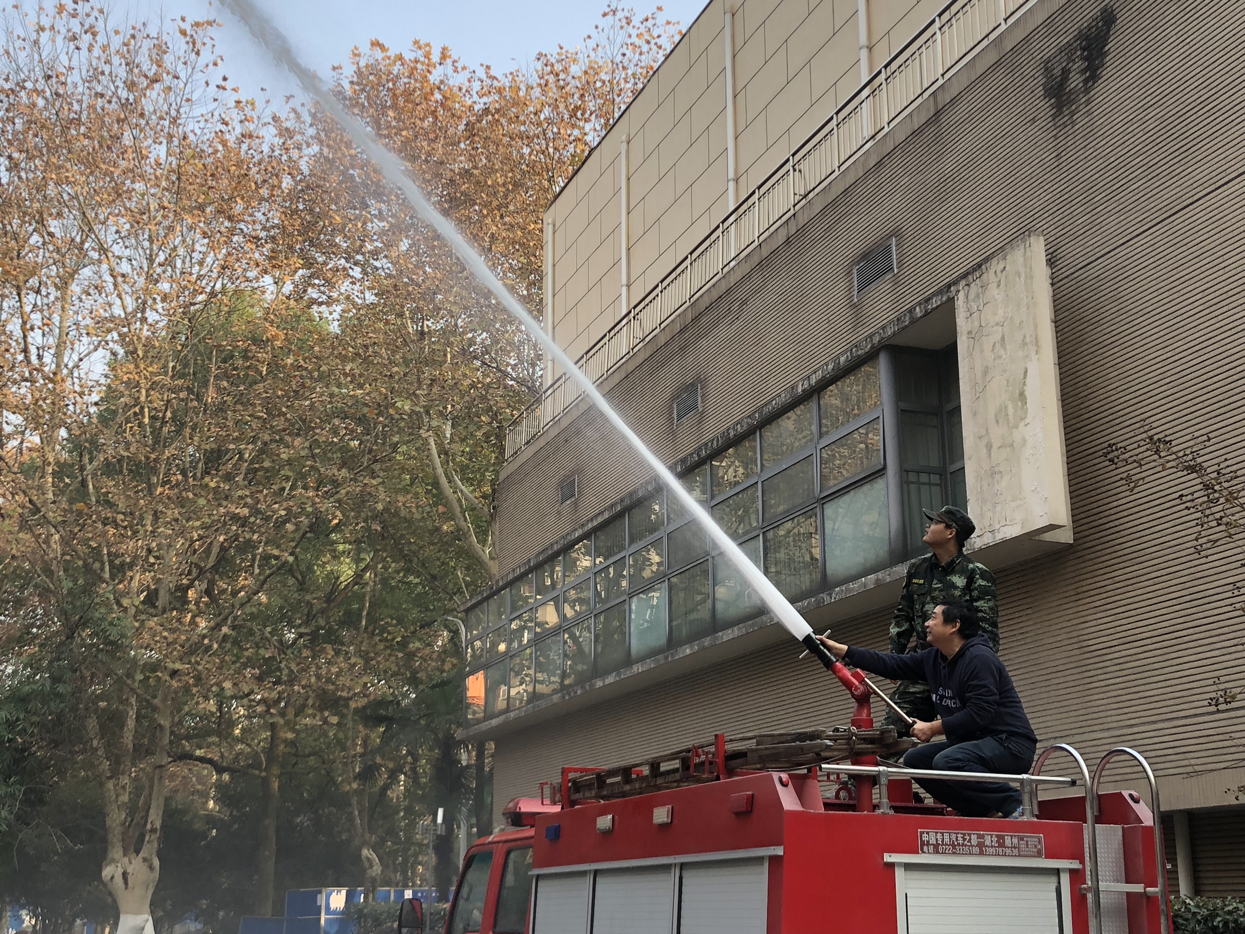 刘力使用高压灭火水枪